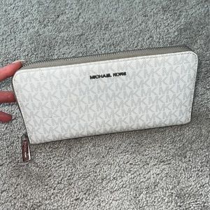 Michael Kors wallet. barely ever used. In great condition!